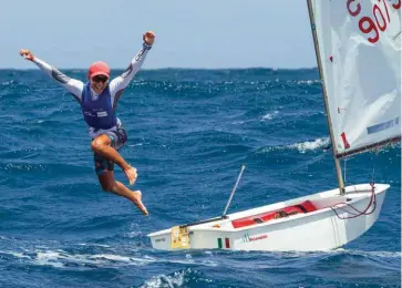  ??  ?? Il tuffo di Marco Gradoni dopo al vittroria del suo terzo mondiale: gli è valsa il prestigios­o premio di World Sailing, nessuno così giovane aveva mai vinto il Rolex World Sailor of the Year.