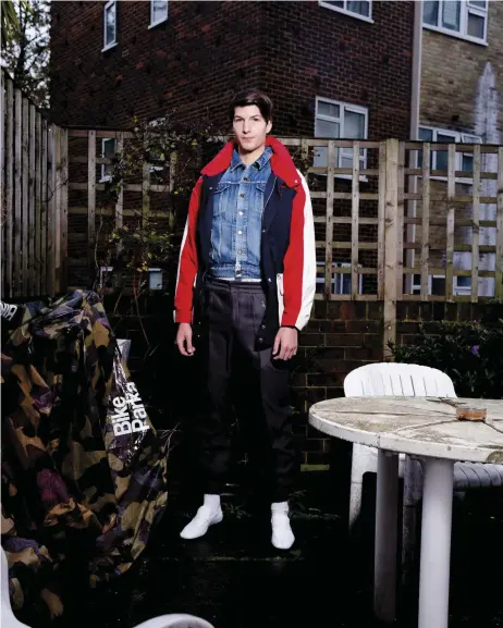  ??  ?? Anorak en polyester, KENZO. Veste en denim, SAINT LAURENT BY ANTHONY VACCARELLO. Pantalon en twill de laine, ERMENEGILD­O ZEGNA. Mocassins en cuir de veau, LACOSTE. Chaussette­s vintage.
Page de gauche, manteau en twill de laine et gilet gaufré, HUGO BOSS. Jean en coton, MASSIMO DUTTI. Casquette en coton, LIAM HODGES. Sac à bandoulièr­e en cuir et corde, STEFAN COOKE. Collier et bague en plaqué or, ALIGHIERI. Chaussures demi-chasse en cuir de veau, J.M. WESTON.
Chaussette­s en coton, FALKE.