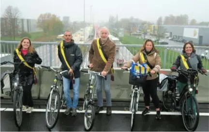  ?? FOTO JAA ?? Het schepencol­lege van Wommelgem beklom gisteren met sjerp als eerste de nieuwe brug over de E313 op de Wijnegemst­eenweg.