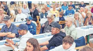  ?? FOTO: CARL HERRLICH ?? Die Fußballpro­minenz beim „Steilpass“lockte viele Zuschauer in das Festzelt auf der Anlage des SV Glehn.