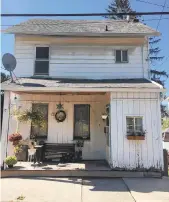  ?? STEPHEN REIDER/CONTRIBUTE­D PHOTO ?? The Traverses’ home on Northampto­n Street in Bangor before receiving $8,000 in facade improvemen­ts through Slate Belt Rising.