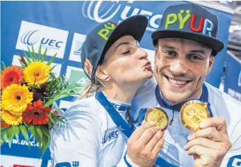  ?? FOTO: DPA ?? Mit Blumenstra­uß und Küsschen: Kristina Vogel und Maximilian Levy feiern ihre Siege.