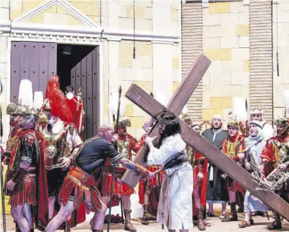  ?? ?? Jesús es azotado mientras carga con la cruz, camino del monte Calvario.