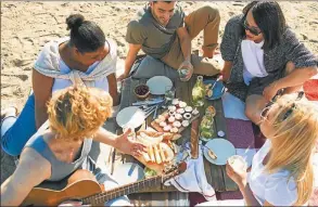  ?? FOTOS: SHUTTERSTO­CK ?? La idea del amor se transforma y también las formas del encuentro: así, cambian las relaciones entre los jóvenes.