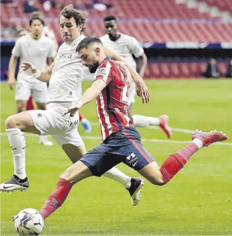  ?? //AFP ?? Carrasco logró el 2-0 que sentenciab­a el triunfo colchonero ante los oscenses y Simeone, un partido más, vuelve a coger aire como líder