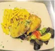  ??  ?? Gegrillter Tintenfisc­h am Stück mit Salat und Zitrone.