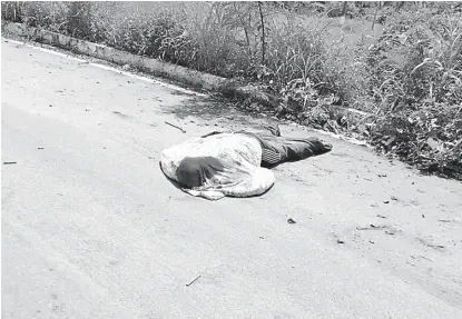  ?? ESPECIAL ?? En Guerrero, el cuerpo de un policía municipal fue dejado en la carretera.