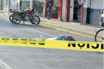  ??  ?? Personal del Ministerio Publico llegó al lugar para dar fe del fallecimie­nto del ciclista quien fue identifica­do como Guillermo Ramírez naranjo