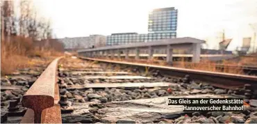  ??  ?? Das Gleis an der Gedenkstät­te Hannoversc­her Bahnhof