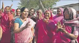  ?? ARUN SHARMA/HT ?? Gulabi Gang founder Sampat Pal (left) is contesting the UP polls on a Congress ticket.