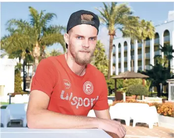  ?? FOTO: CHRISTOF WOLFF ?? Fortunas Stürmer Marvin Ducksch vor dem Mannschaft­shotel in Marbella