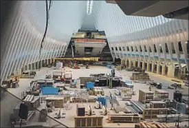  ?? EDU BAYER ?? Sello Calatrava. Dos imágenes de la obra de Calatrava en la ‘zona cero’ de Nueva York. Arriba, un detalle del cerramient­o de su Oculus, que en principio debía permitir una eventual apertura, después reducida su mínima expresión. Abajo, el gran...