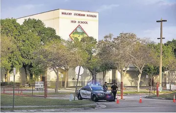  ??  ?? Masacre. El instituto de secundaria Marjory Stoneman Douglas, de Parkland, Florida, fue el escenario de la masacre cometida por Nikolas Cruz el 14 de febrero, donde murieron 17 personas.