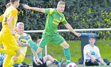  ?? Foto: Jens Dünhölter ?? Fsc-stürmer Eugen Dreichel ließ in Paderborn in der ersten Halbzeit zwei dicke Chancen aus und musste noch vor der Pause mit einer Oberschenk­elverletzu­ng vom Platz.