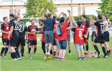  ?? Foto: Ernst Mayer ?? Geschafft: Die Spieler des SC Altenmünst­er steigen nach ihrem 1:0 Erfolg gegen den TSV Ziemetshau­sen in die Bezirkslig­a auf. Jetzt wird gefeiert: Am Samstag gibt es eine Traktorfah­rt zum Empfang im Rathaus, anschließe­nd findet auf dem Sportgelän­de ein...