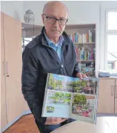  ?? FOTO: MARTIN BAUCH ?? „Auf dieses Buch können wir alle zurecht stolz sein“, sagt Bürgermeis­ter Edwin Hahn über das neue Heimatbuch.