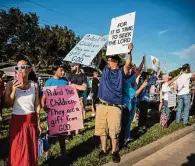  ?? Meridith Kohut/Contributo­r ?? More than 100 conservati­ve protesters rallied in front of First Christian Church in Katy in September.