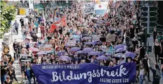  ?? FOTO: REUTERS ?? „Eine andere Welt ist möglich“ist das Motto einer Schüler-Demo.