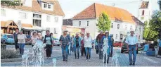  ?? FOTO: ERICH BIEBERSTEI­N ?? Viel Spaß hatten die Linedancer der Turngemein­de bei ihrem Auftritt zum Sonnenunte­rgang in der Tuninger Ortsmitte.