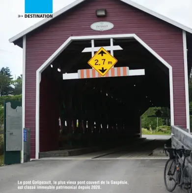  ??  ?? Le pont Galipeault, le plus vieux pont couvert de la Gaspésie, est classé immeuble patrimonia­l depuis 2020.