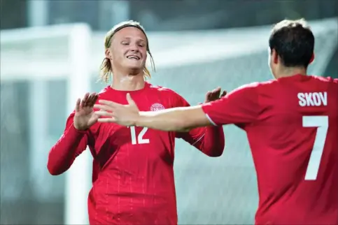  ??  ?? Kasper Dolberg med et smil efter sit mål til 2-0 mod Luxembourg med Robert Skov som oplaegger.
Foto: Henning Bagger
/Ritzau Scanpix