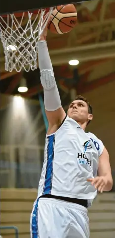  ?? Archivfoto: Szilvia Izsó ?? Daniel Seliger steuerte vier Punkte zum knappen 76:74-Sieg der Baskets gegen Gersthofen bei.