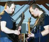  ??  ?? Stefan Zengerling und Mike Zelasny sind Gitarrenle­hrer für die härtere Gangart. Foto: Stefanie Müller