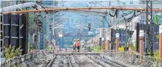  ?? FOTO: DPA ?? Hier rollen erst einmal keine Züge mehr: die Rheintalst­recke an der Tunnelbaus­telle bei Rastatt.