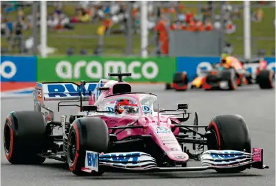  ??  ?? COMPETITIV­O. Checo Pérez sigue demostrand­o su categoría como piloto en la Fórmula Uno.