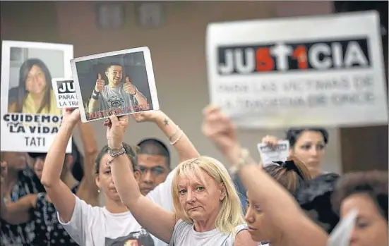  ?? NATACHA PISARENKO / AP ?? Familiares de las víctimas recuerdan a sus seres queridos y piden justicia frente al tribunal que vio la causa