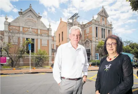  ?? Photo / Jason Oxenham ?? Ian Maxwell and Sarah Sinclair outside the closed Leys Institute in St Marys Bay.