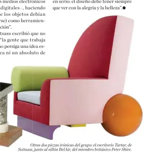  ??  ?? Otras dos piezas irónicas del grupo: el escritorio Tartar, de Sottsass, junto al sillón BelAir, del miembro británico Peter Shire.