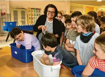  ?? Foto: Thurid Leinich ?? Viertkläss­ler aus Bad Wörishofen haben vier Wochen ausprobier­t, was ein Kneipp-Armbad im Unterricht­salltag bewirken kann.