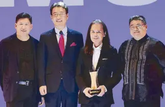  ??  ?? Inno Sotto (3rd from left) brings home the first-ever Samsung Noteworthy Award. With Inno are Anthony Nocom, Harry Lee, and Digs Dimagiba.