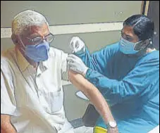  ?? MANOJ DHAKA/HT ?? A medic administer­s Covid vaccine to a senior citizen in Rohtak on Monday.