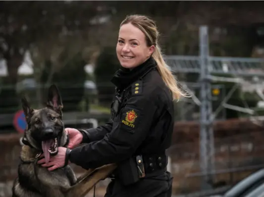  ?? ANDERS MINGE ?? Kristine Ledaal og Arrax kan du se i «Politihund­ene» på Discovery+ og TVNorge.