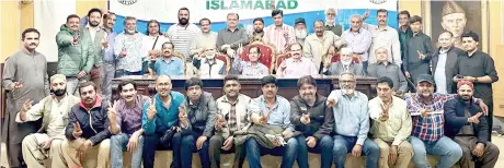  ?? ?? Islamabad: Newly elected body of Rawalpindi-Islamabad Photojourn­alists Associatio­n (RIPJA) pose for a group photo with senior journalist­s after winning the election 2024-25 at Press Club. — NNI