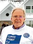  ??  ?? Klimaaktiv­ist Channing Dutton vor seinem Haus in West Des Moines.