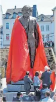  ?? FOTO: DPA ?? Die Staute von Karl Marx steht 4,40 Meter groß in Trier.