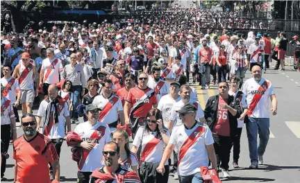  ?? DIEGO MARTINEZ/AP ?? Caminho para casa. Torcedores do River Plate deixam o Monumental de Nuñez após o segundo cancelamen­to da decisão