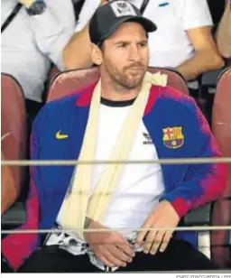  ?? ENRIC FONTCUBERT­A / EFE ?? Messi sigue con el brazo en cabestrill­o el Barcelona-Inter.