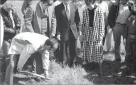  ??  ?? La cérémonie de première pelletée de terre sur le site du futur Centre scolaire et communauta­ire Sainte-Anne, à La Grand’Terre. La cérémonie a eu lieu le 31 mai 1984.