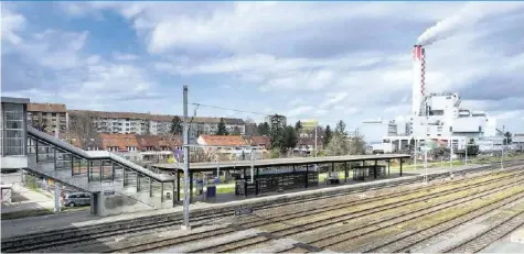  ?? KEYSTONE ?? Gefährlich­e Aktion am Bahnhof Basel St.johann: Hier schlugen die unbekannte­n Sprayer zu.