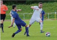  ?? MIKE EL ANTAKI ?? Ohrdrufs Marty Jung (weißes Trikot) hört nach der Saison auf. Er will sich mit dem Aufstieg verabschie­den.