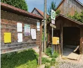  ??  ?? Kommunikat­ionszentru­m mit Stil: Infotafel, Postkasten und Buswartehä­uschen in Habertswei­ler.