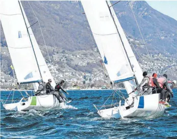  ?? FOTO: VEREIN ?? Die Wettfahrt gegen den Weltrangli­sten-Sechsten Mati Sepp aus Estland (rechtes Boot) hat das „Team Up!“des Württember­gischen Yacht-Clubs mit Steuermann Mathias Rebholz beim Matchrace Switzerlan­d auf dem Lago Maggiore gewonnen – und kam insgesamt auf...