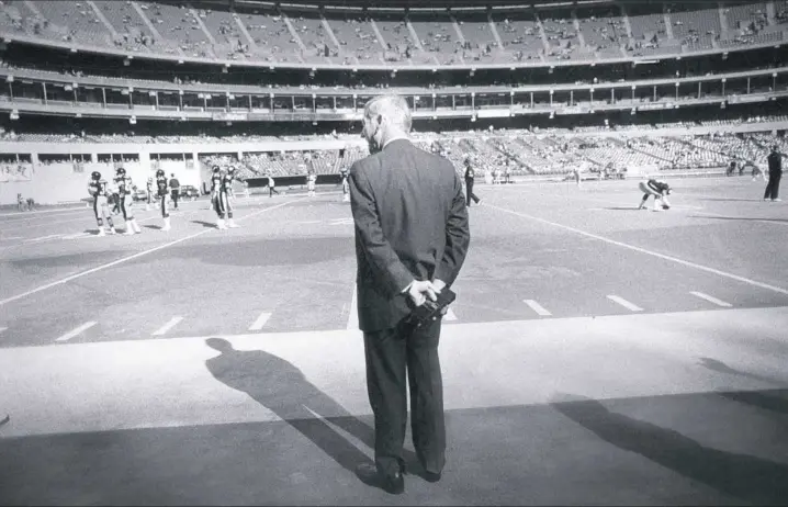  ?? Vince Musi/Post-Gazette ?? Dan Rooney watches the Steelers warm up before a game in 1989 against the Houston Oilers at Three Rivers Stadium.