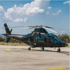  ?? ?? Ελικόπτερο Agusta ιδιωτικής εταιρείας. Οι πελάτες τα προτιµούν διότι αυτά µπορούν να αναχωρούν και να προσγειώνο­νται σχεδόν παντού, χωρίς να δεσµεύοντα­ι από τα πολύ πιο αυστηρά χρονοδιαγρ­άµµατα δροµολογίω­ν που ισχύουν στα αεροδρόµια.