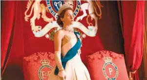  ??  ?? Claire Foy interpreta a la reina Isabel II en la serie The Crown