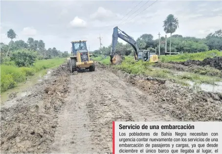  ?? ?? Con una pala cargadora y una retroexcav­adora el personal logró tapar en pocos días los cortes en los puntos críticos del trayecto Fuerte Olimpo - Toro Pampa, de 65 km.